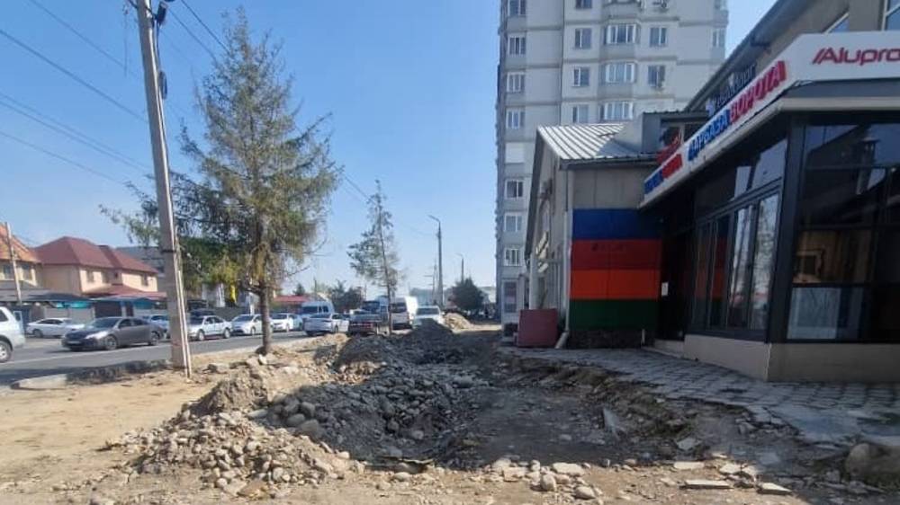 На Медерова с тротуара сняли брусчатку и оставили. Фото