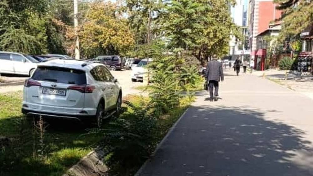 «Тойота RAV4» снова стоит в зеленой зоне на Ибраимова. Фото