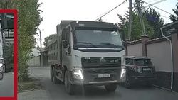 Грузовик едет по односторонней улице против шерсти. Видео Грузовик едет по односторонней улице против шерсти. Видео