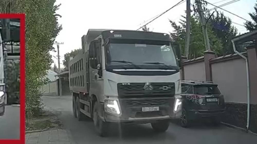 Грузовик едет по односторонней улице против шерсти. Видео