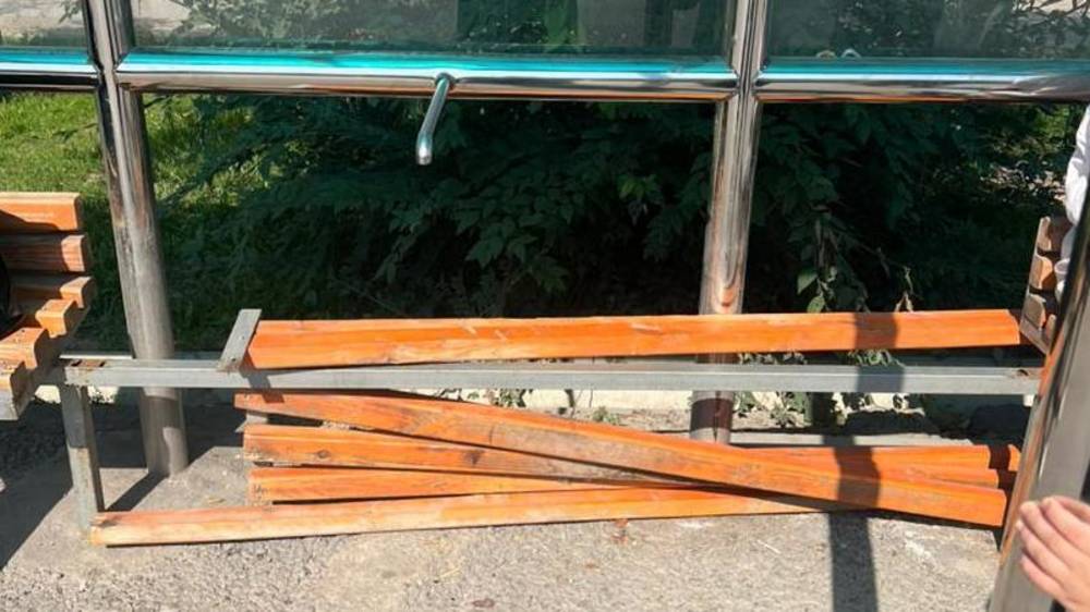 Как выглядит скамейка на новой остановке на Ахунбаева. Фото