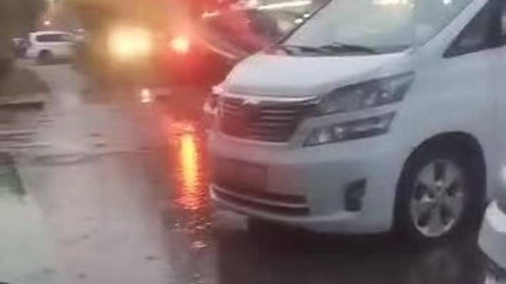 Тротуар на ул.Баялинова заливают водой во время дождя. Видео