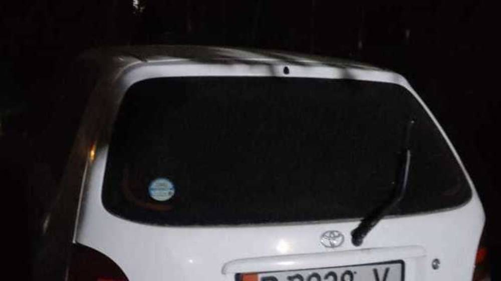 Во дворе дома в 6 мкр 9 месяцев без движения стоит «Тойота». Фото