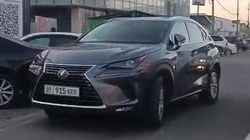 Водитель «Лексуса» оставил машину на проезжей части, включил аварийку и ушел. Видео Водитель «Лексуса» оставил машину на проезжей части, включил аварийку и ушел. Видео