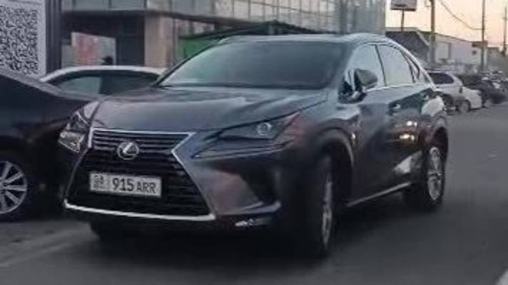 Водитель «Лексуса» оставил машину на проезжей части, включил аварийку и ушел. Видео