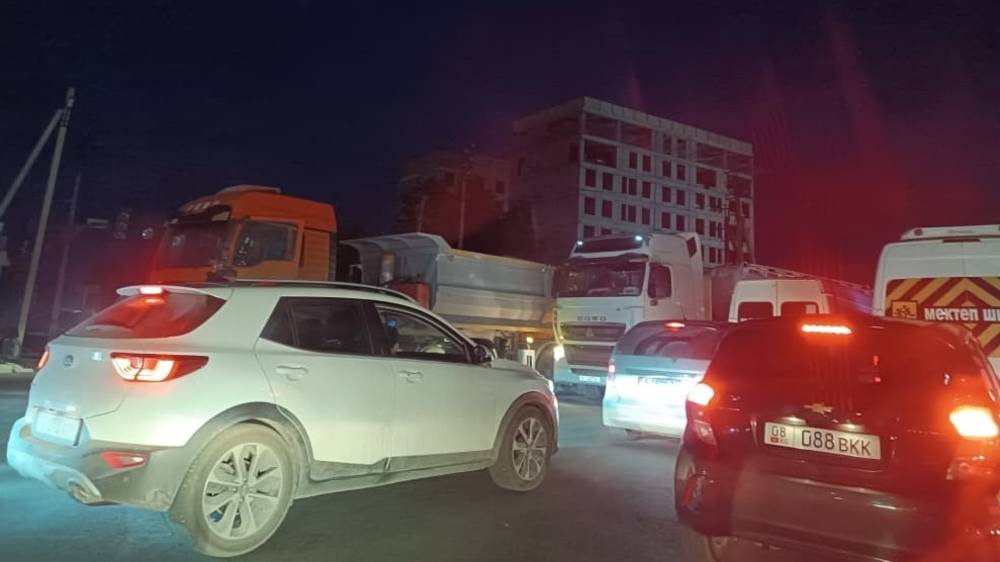 Водитель жалуется на хаос по Жибек Жолу. Фото