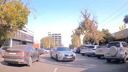 «Камри» едет против шерсти по односторонней улице. Видео «Камри» едет против шерсти по односторонней улице. Видео