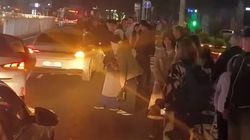 Пробки на «шлагбауме» из-за таксистов и людей на дороге. Видео Пробки на «шлагбауме» из-за таксистов и людей на дороге. Видео