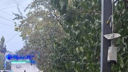 Камера «Безопасного города» в 11 мкр висит на проводе. Фото Камера «Безопасного города» в 11 мкр висит на проводе. Фото