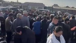 В Ак-Ордо собрались люди и просят узаконить их дома. Видео