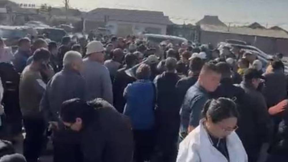 В Ак-Ордо собрались люди и просят узаконить их дома. Видео