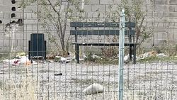 Детскую площадку в Арча-Бешике очистили от мусора после жалобы жителя, - мэрия