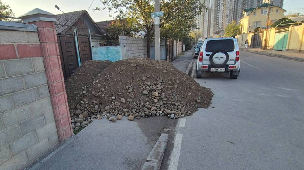 На Кривоносова убрали грунт с тротуара после жалобы горожанина. Фото