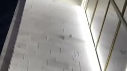 На площади «Ала-Тоо» на тротуар падают керамические плитки. Видео горожанина На площади «Ала-Тоо» на тротуар падают керамические плитки. Видео горожанина