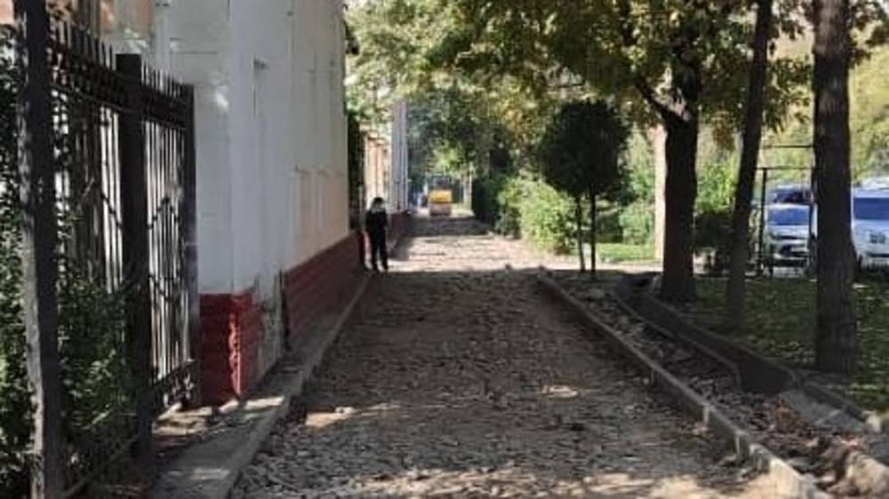 В мэрии рассказали, когда закончат ремонт тротуара на Боконбаева