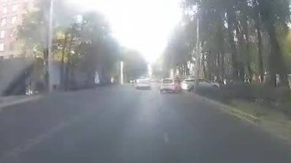 «Киа К5» едва не сбила пешехода на «зебре» по Манаса. Видео