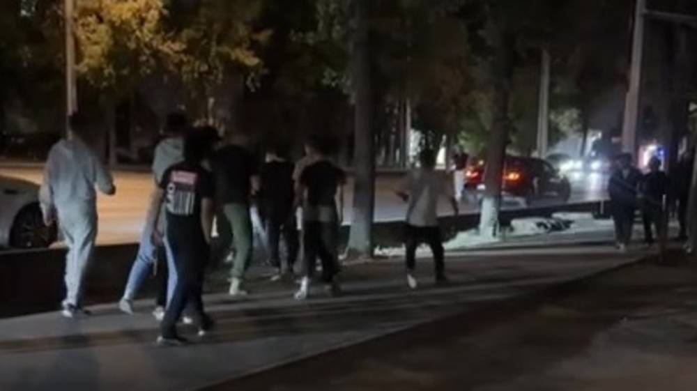 Массовая драка возле «Империи пиццы» на Ахунбаева. Видео