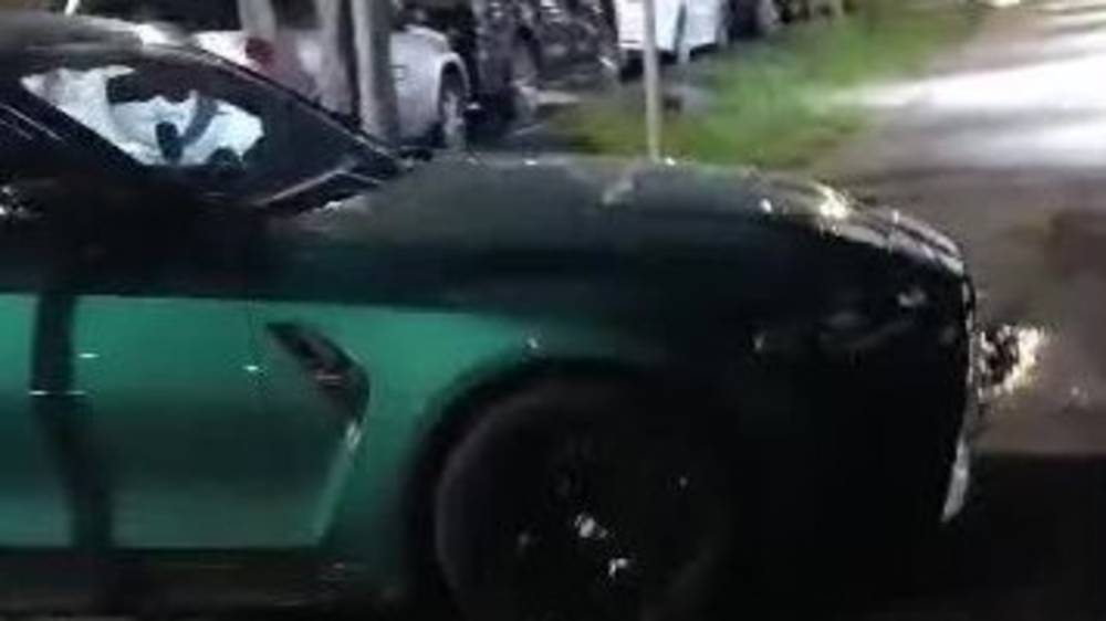 BMW стоит на тротуаре. Видео