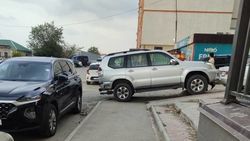 «Прадо» припарковали на тротуаре. Фото «Прадо» припарковали на тротуаре. Фото