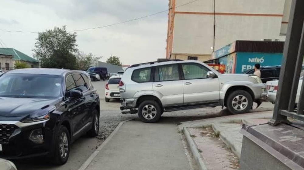 «Прадо» припарковали на тротуаре. Фото