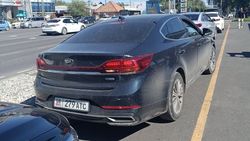 Тротуар на Жибек Жолу заставлен машинами. Фото