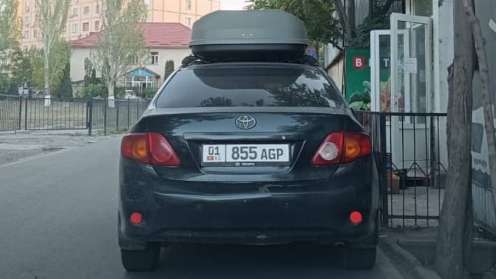 «Тойота» стоит в неположенном месте. Фото