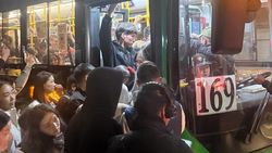 До отказа переполненные автобусы Бишкека. Видео