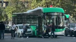 Кто виноват? На Моссовете столкнулись «Тойота» и электробус. Видео с места ДТП