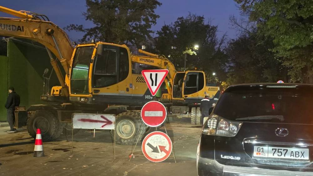 Два экскаватора создали затор на Логвиненко в час пик. Фото