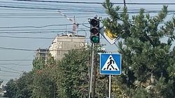 На светофоре на Суюмбаева горят не все лампы. Фото