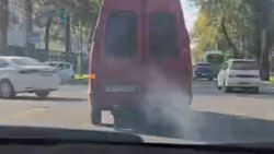 «Дымит как паровоз». Бишкекчанин жалуется на дымящий микроавтобус