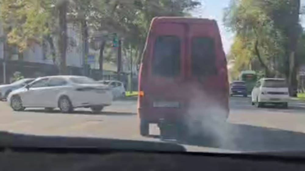 «Дымит как паровоз». Бишкекчанин жалуется на дымящий микроавтобус