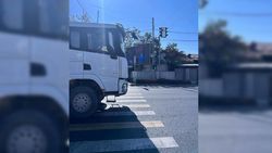 Строительная машина на Ахунбаева-Юнусалиева несётся на красный свет, - горожанин <i>(фото)</i>