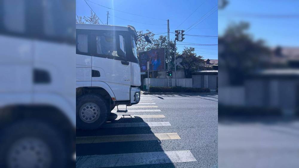 Строительная машина на Ахунбаева-Юнусалиева несётся на красный свет, - горожанин (фото)