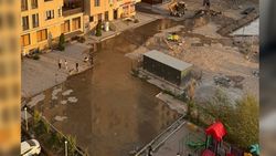 Во дворе ряда многоэтажек в Джале прорвало трубу, часть двора превратилась в озеро. Видео