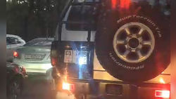 Специально поставил яркую лампочку в центре госномера машины? - водитель