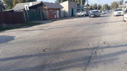 Горожанин пишет, что некачественно провели ямочный ремонт дороги на улице Лермонтова в Бишкеке