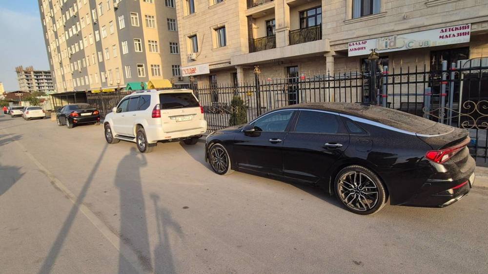 Тротуар на Южной магистрали снова заставлен машинами. Фото