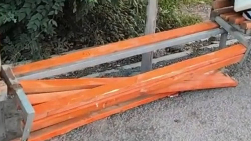 «Тазалык» отремонтировал и покрасил скамейку на остановке на Ахунбаева. Фото