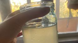 Житель 11 мкр жалуется на качество воды из крана. Фото