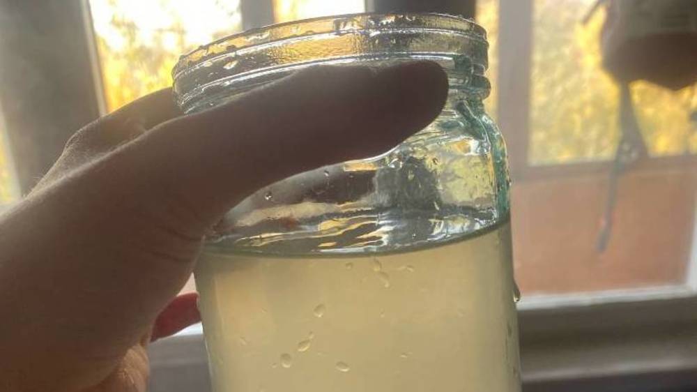 Житель 11 мкр жалуется на качество воды из крана. Фото