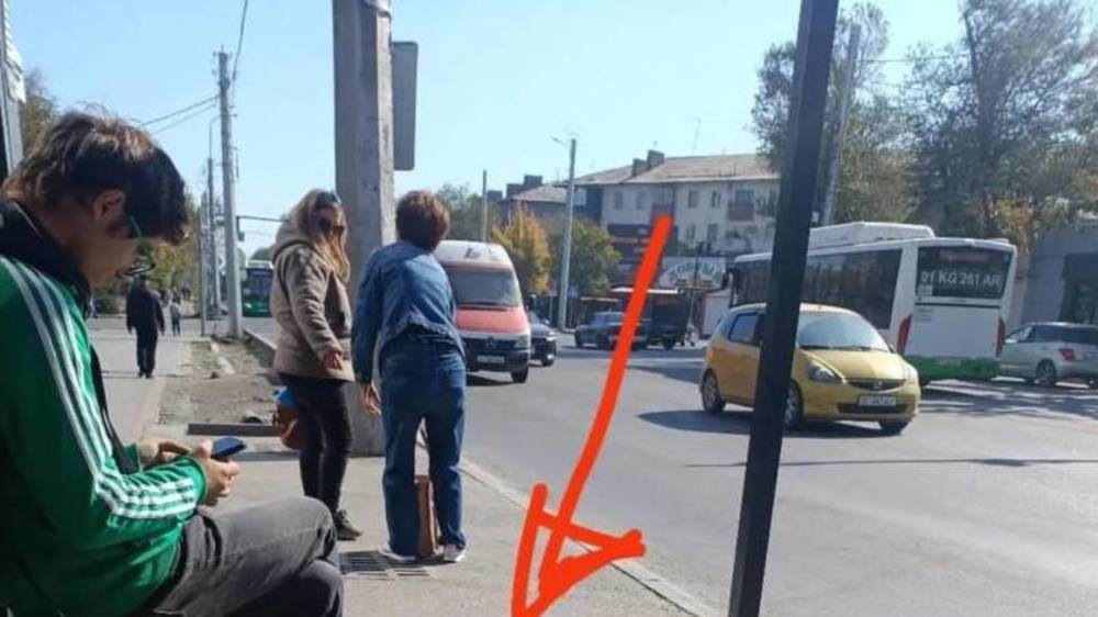 На Ахунбаева горожане спотыкаются о железку на остановке. Фото