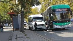 «Спринтер» стоит на остановке, мешая автобусам. Фото «Спринтер» стоит на остановке, мешая автобусам. Фото