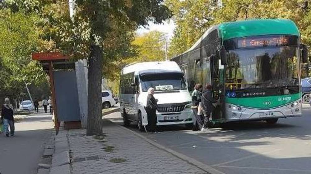 «Спринтер» стоит на остановке, мешая автобусам. Фото