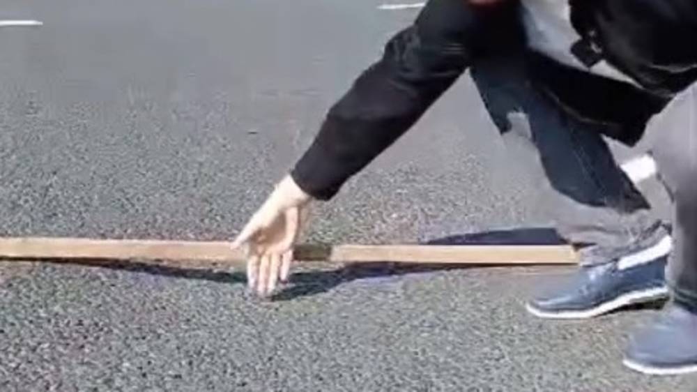 На новом асфальте по Алматинке образовалась вмятина. Видео