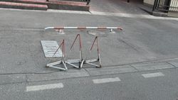 Ограничители парковки на Карасаева все еще не убрали. Фото