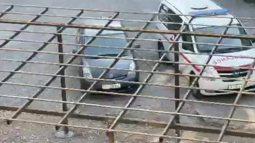 Законно ли в 5 мкр строят навес? Видео горожанина