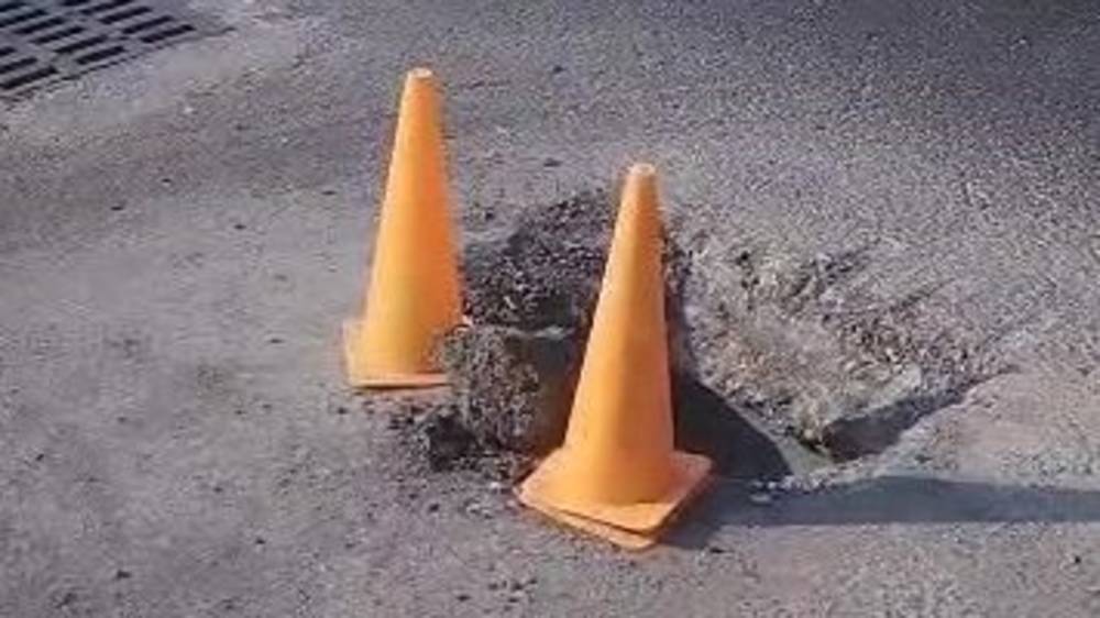 Дорогу на Льва Толстого выкопали и оставили яму. Видео