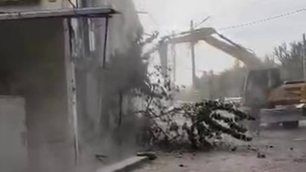 Законно ли в Оше разрушают здание старого автовокзала? Видео горожанина