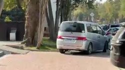 Рядом с улицей Абдумомунова автомобиль едет по тротуару, - горожанин Рядом с улицей Абдумомунова автомобиль едет по тротуару, - горожанин